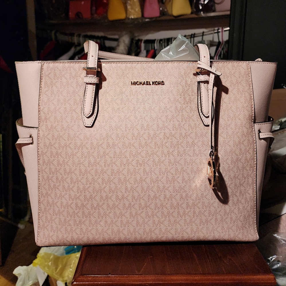 NWT MK LG GILLY
